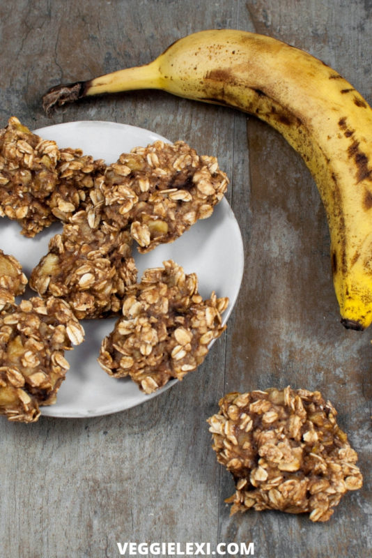 Quick, delicious, and healthy. These vegan, gluten free, and oil free cookies made with banana and oats are the perfect way to start your day! - by Veggie Lexi