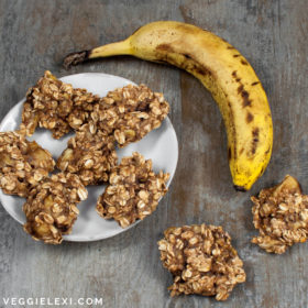 Quick, delicious, and healthy. These vegan, gluten free, and oil free cookies made with banana and oats are the perfect way to start your day! - by Veggie Lexi