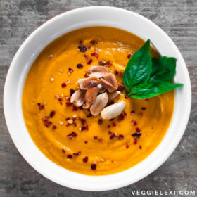 Incredibly delicious sweet potato peanut soup that's ready in only 20 minutes! Vegan, gluten free, healthy, and so flavorful. #veggielexi #vegansoup #veganrecipes #soup #sweetpotato #glutenfreerecipes - by Veggie Lexi