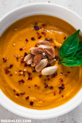 Incredibly delicious sweet potato peanut soup that's ready in only 20 minutes! Vegan, gluten free, healthy, and so flavorful. #veggielexi #vegansoup #veganrecipes #soup #sweetpotato #glutenfreerecipes - by Veggie Lexi