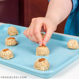 Delicious vegan almond cookies that aren't overly sweet...they're just sweet enough! Perfect to dip into a cup of coffee. - by Veggie Lexi