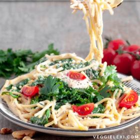 Try this delicious creamy vegan pasta sauce! With only 4 ingredients, and a walnut base instead of the usual cashew base, it's budget friendly and super simple. #veggielexi #veganrecipes #pasta #vegandinner - by Veggie Lexi