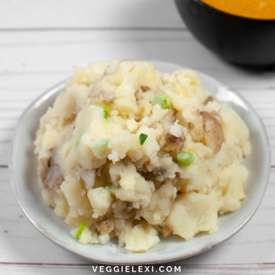 Try these delicious vegan skin-on garlic mashed potatoes for a tasty upgrade to your standard potato night! - by Veggie Lexi