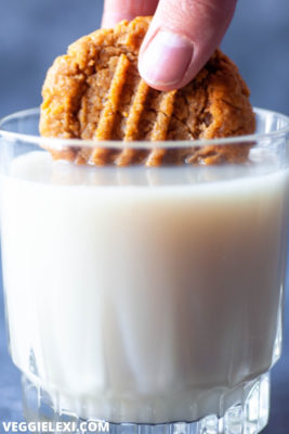 The best ever peanut butter cookies! Made in a small batch with oat flour. They're gluten free and vegan and completely delicious! - by Veggie Lexi