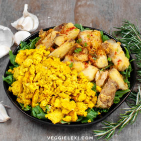 Try this amazing vegan and gluten free breakfast! A delicious Tofu Scramble served with Roasted Crispy Polenta Potatoes with Garlic and Rosemary. - by Veggie Lexi